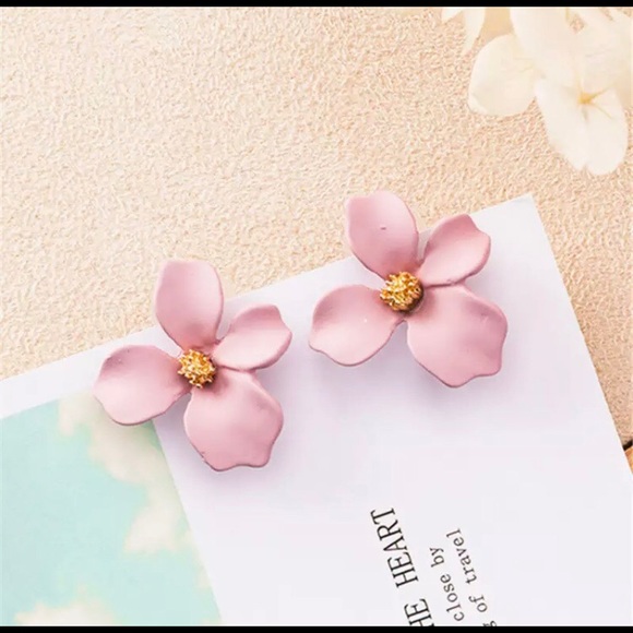 NEW 🌸 Delicate pink flower petal stud earring - Picture 2 of 5